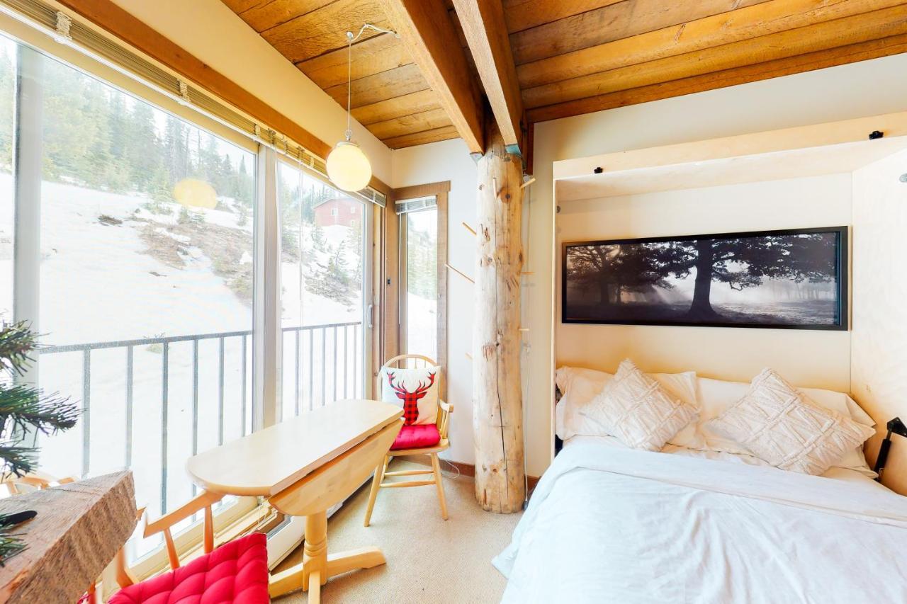 Готель Moguls 813 Big White Ski Resort Екстер'єр фото